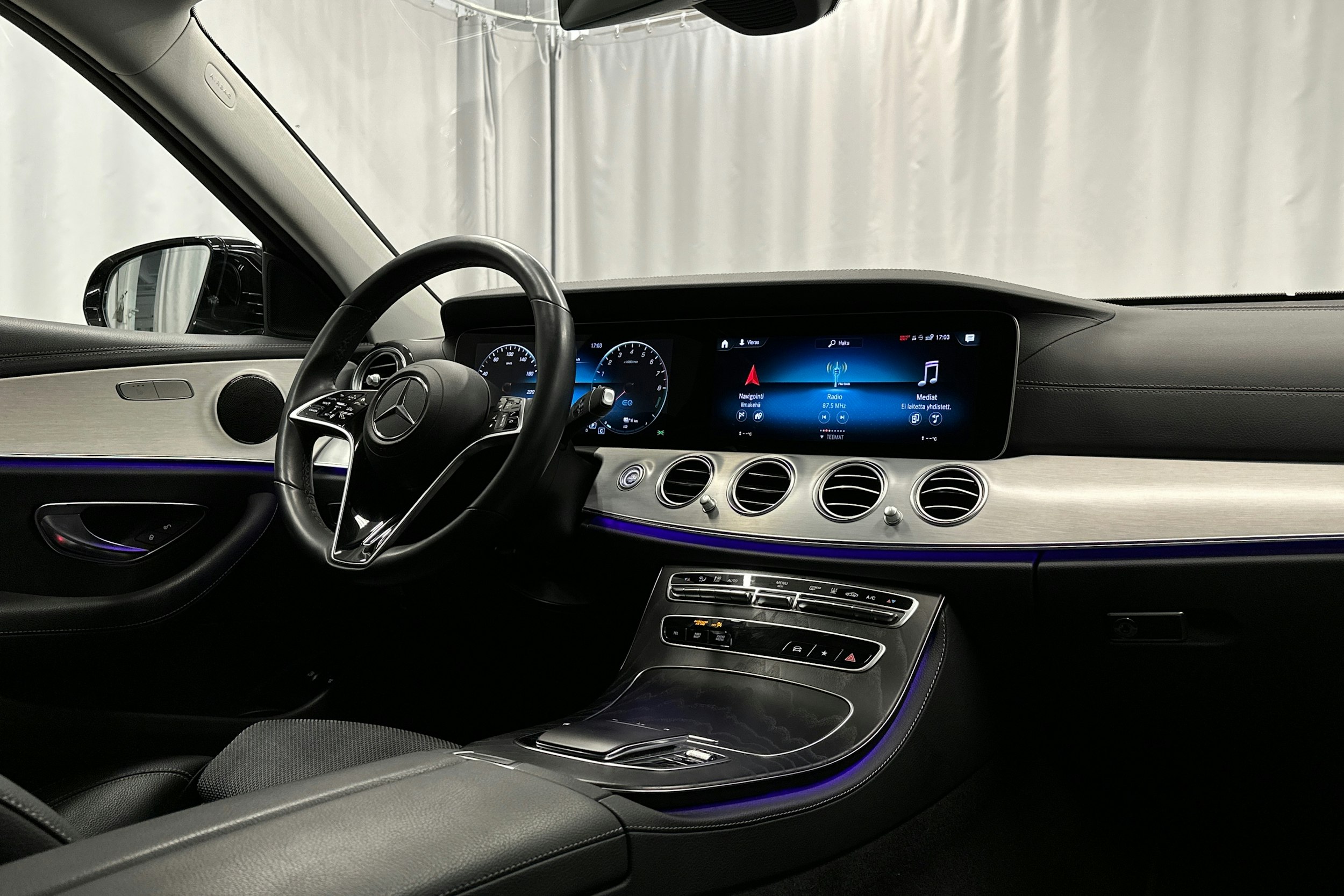musta Mercedes-Benz E 2023 kuva 18.