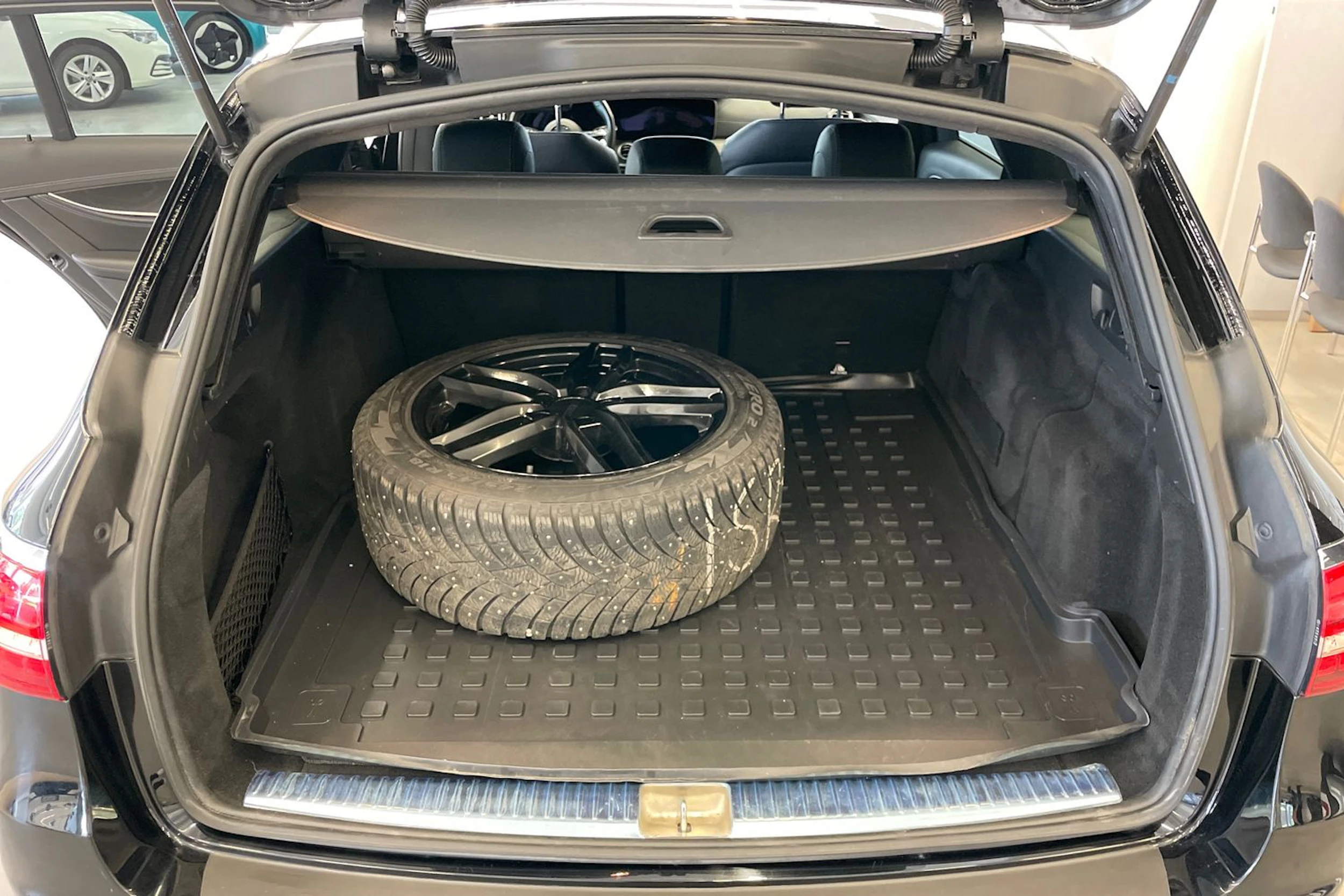 Musta Mercedes-Benz E 2023 kuva 12.