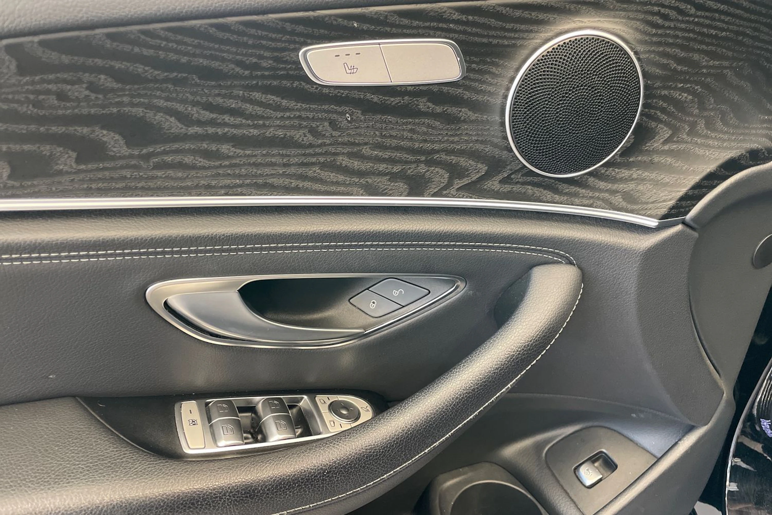 Musta Mercedes-Benz E 2023 kuva 15.