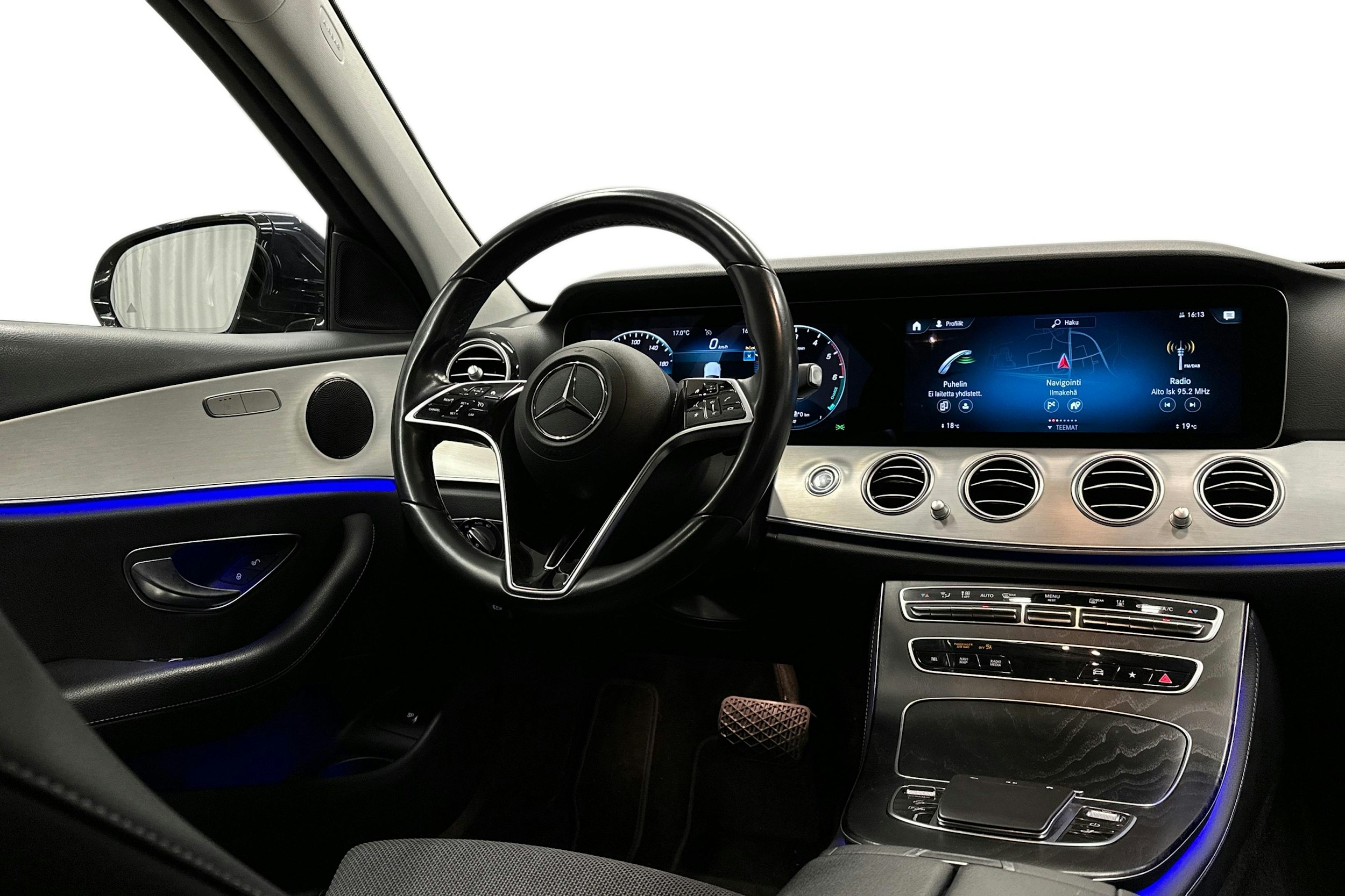 sininen Mercedes-Benz E 2023 kuva 7.