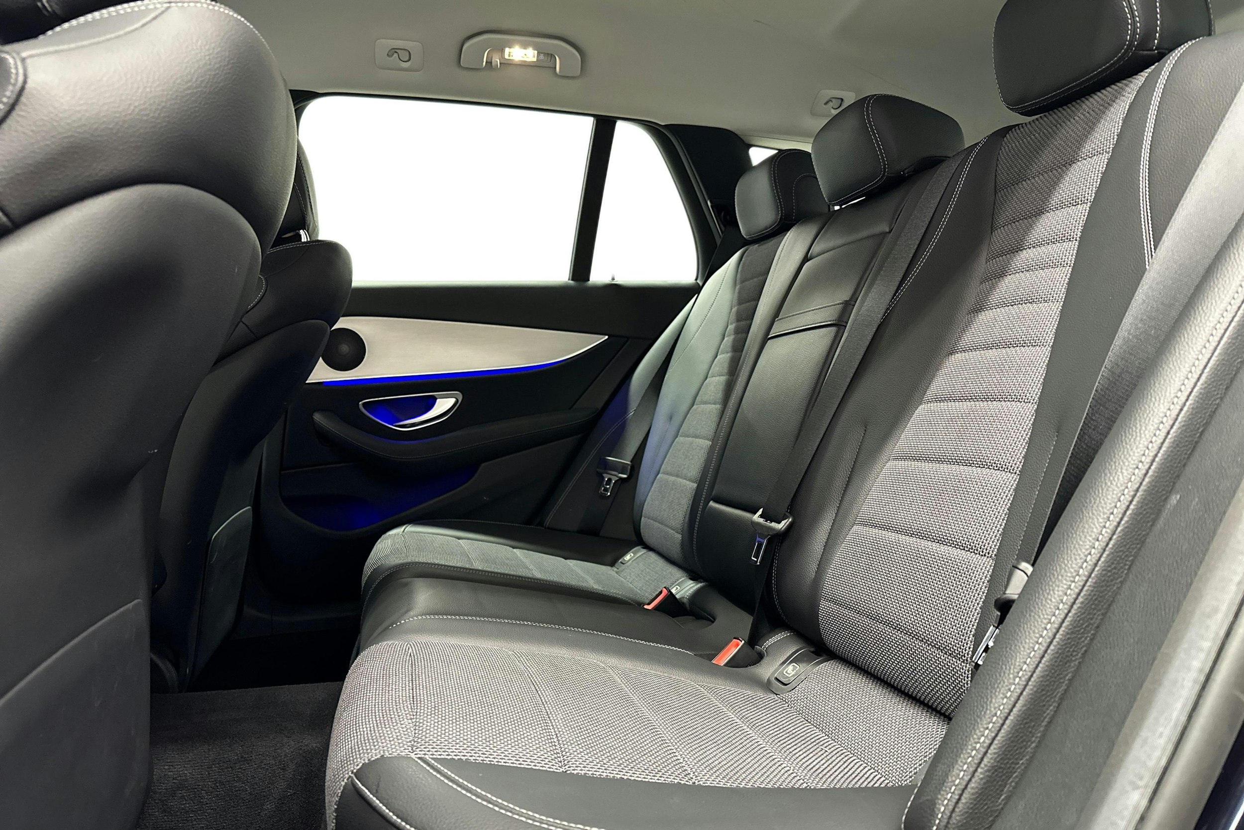 sininen Mercedes-Benz E 2023 kuva 8.