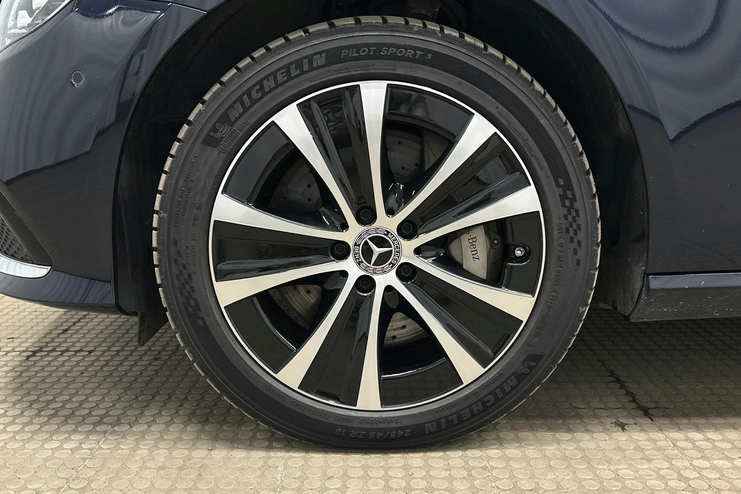 sininen Mercedes-Benz E 2023 kuva 9.