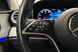 sininen Mercedes-Benz E 2023 kuva 11.