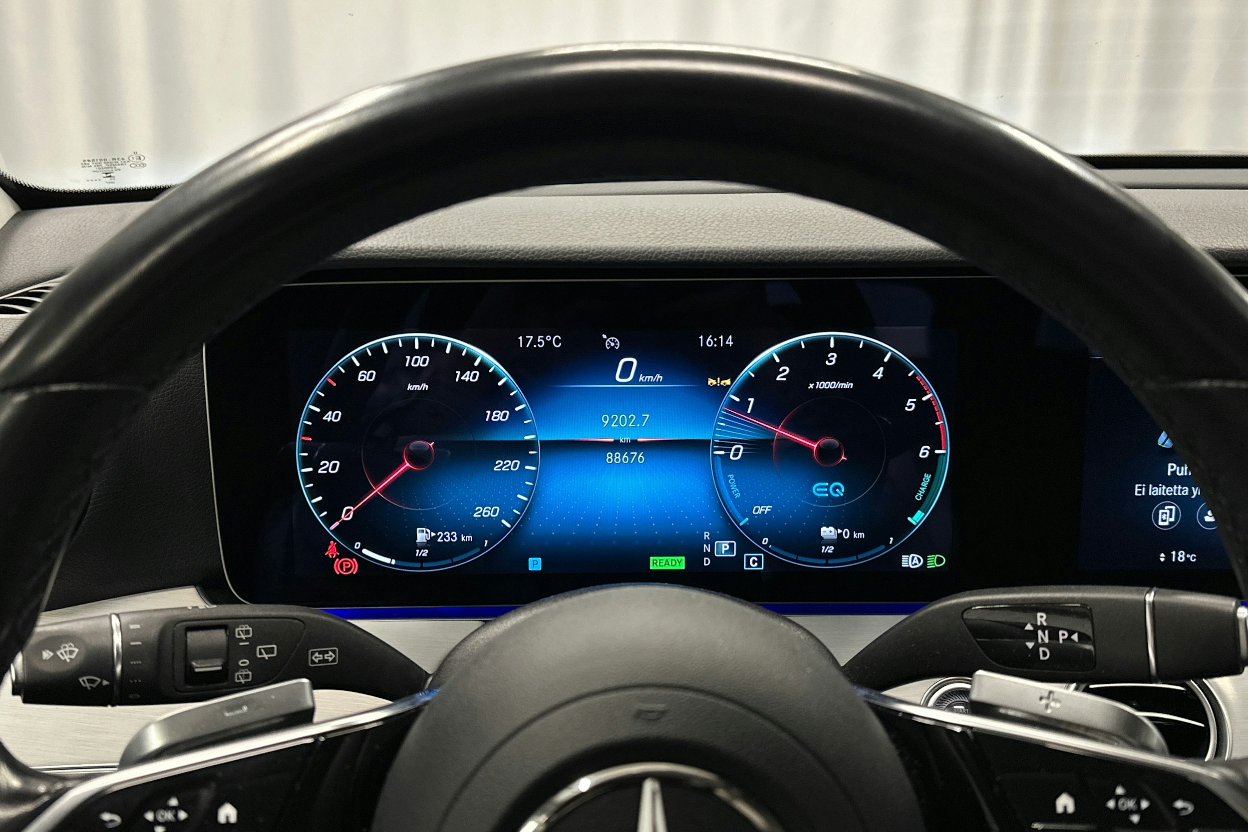 sininen Mercedes-Benz E 2023 kuva 13.