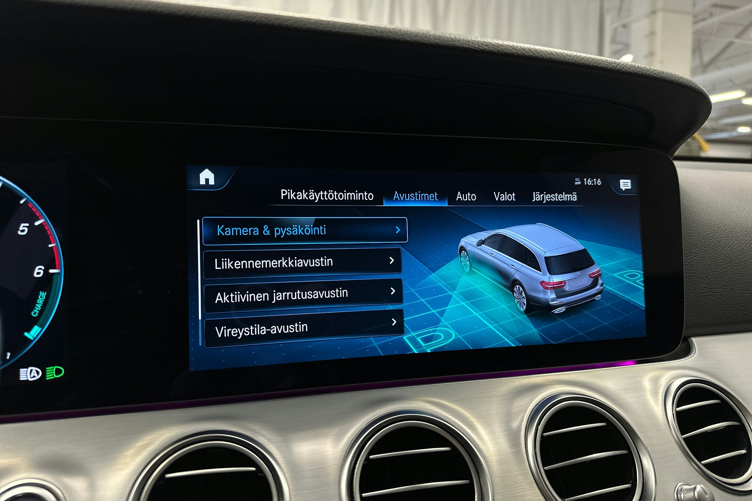 sininen Mercedes-Benz E 2023 kuva 19.