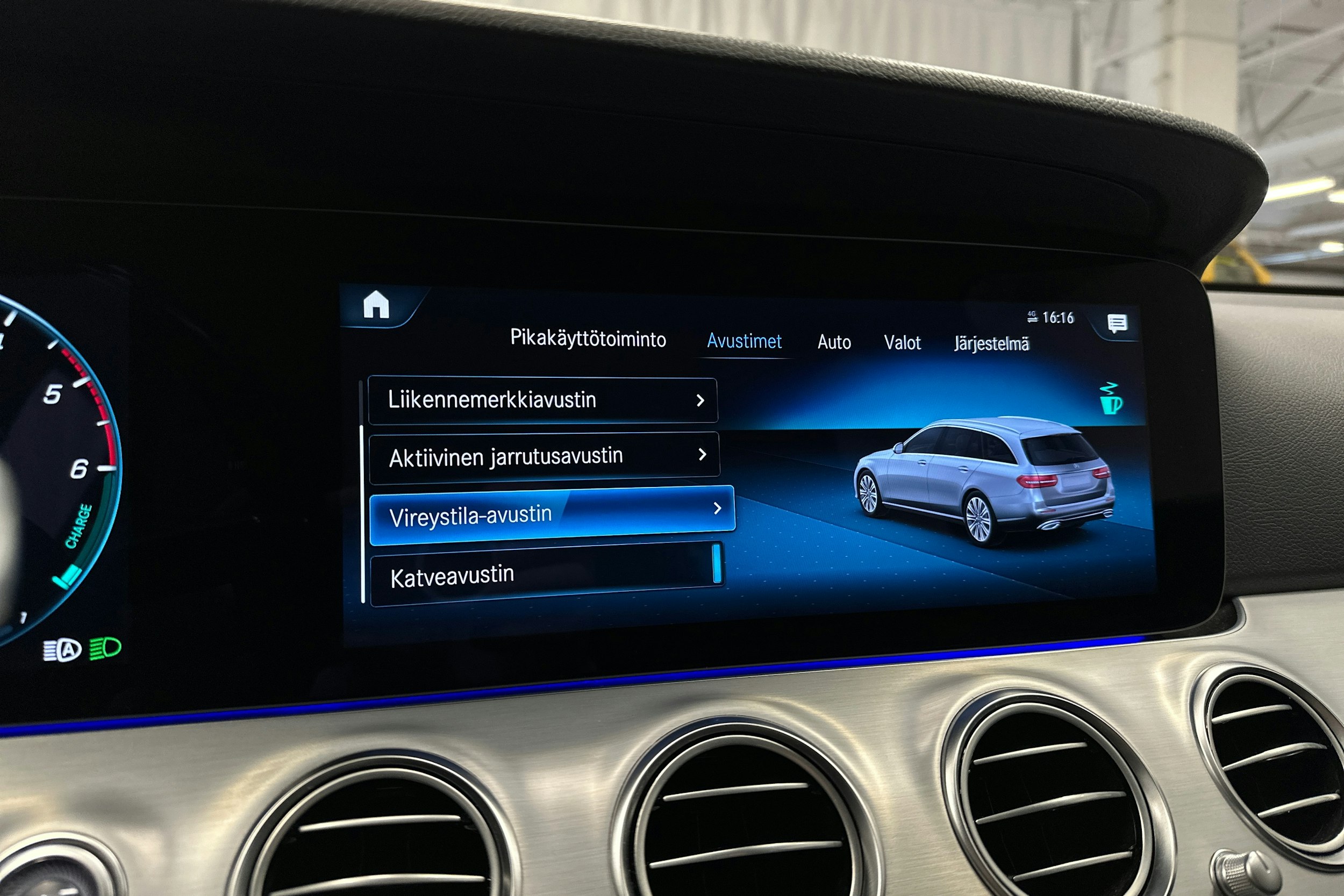 sininen Mercedes-Benz E 2023 kuva 20.