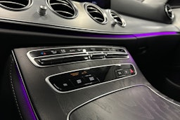 sininen Mercedes-Benz E 2023 kuva 21.