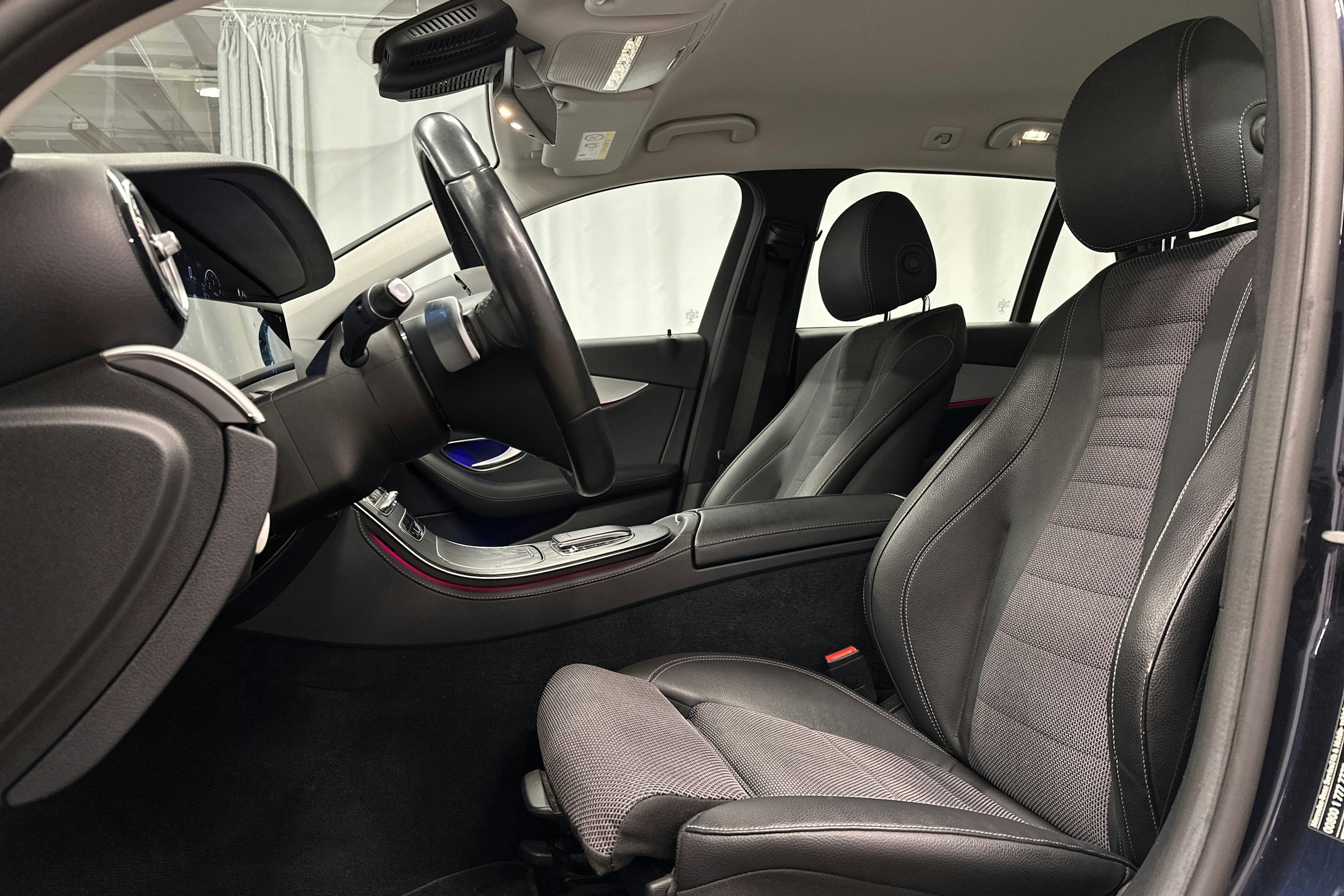 sininen Mercedes-Benz E 2023 kuva 24.