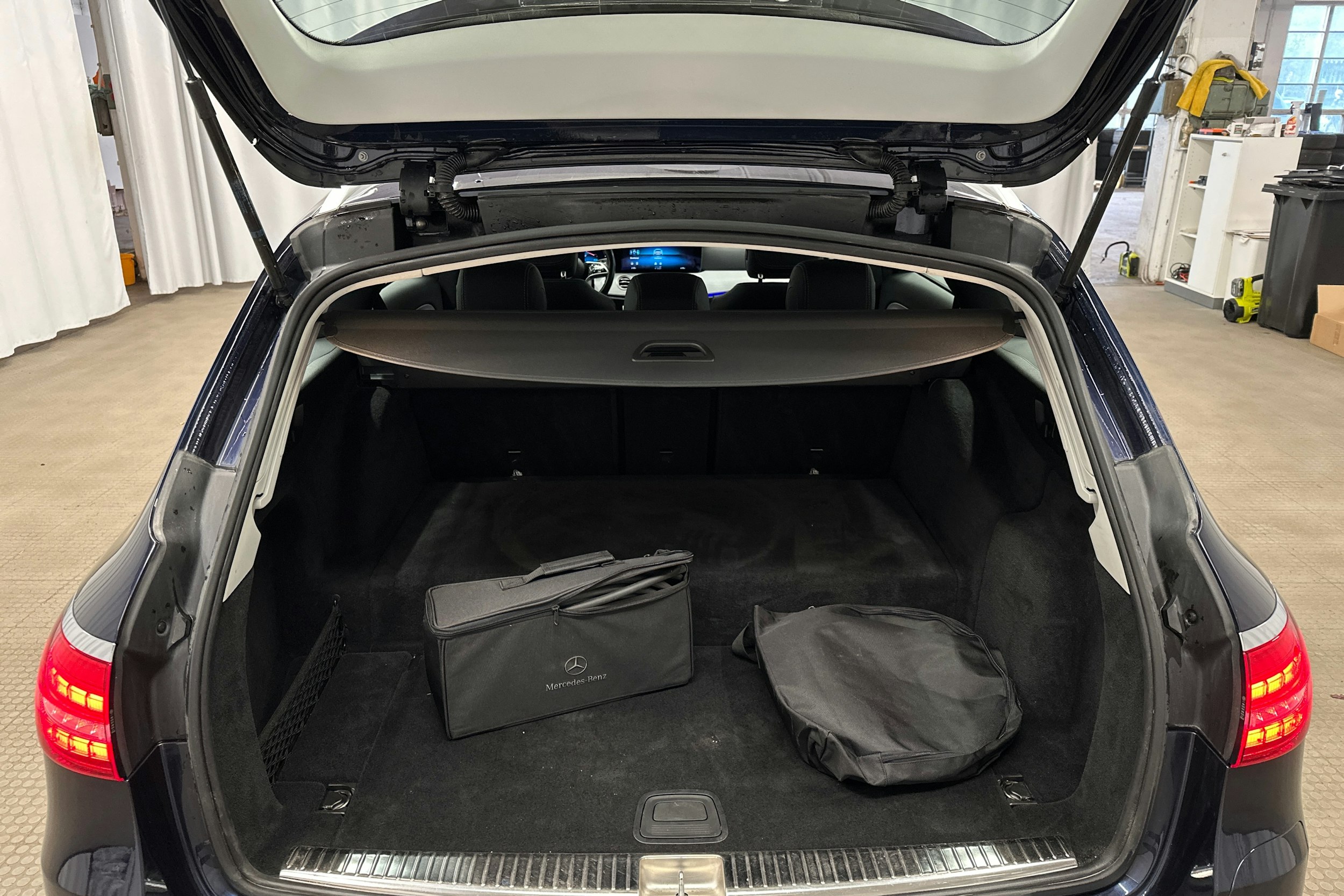 sininen Mercedes-Benz E 2023 kuva 25.