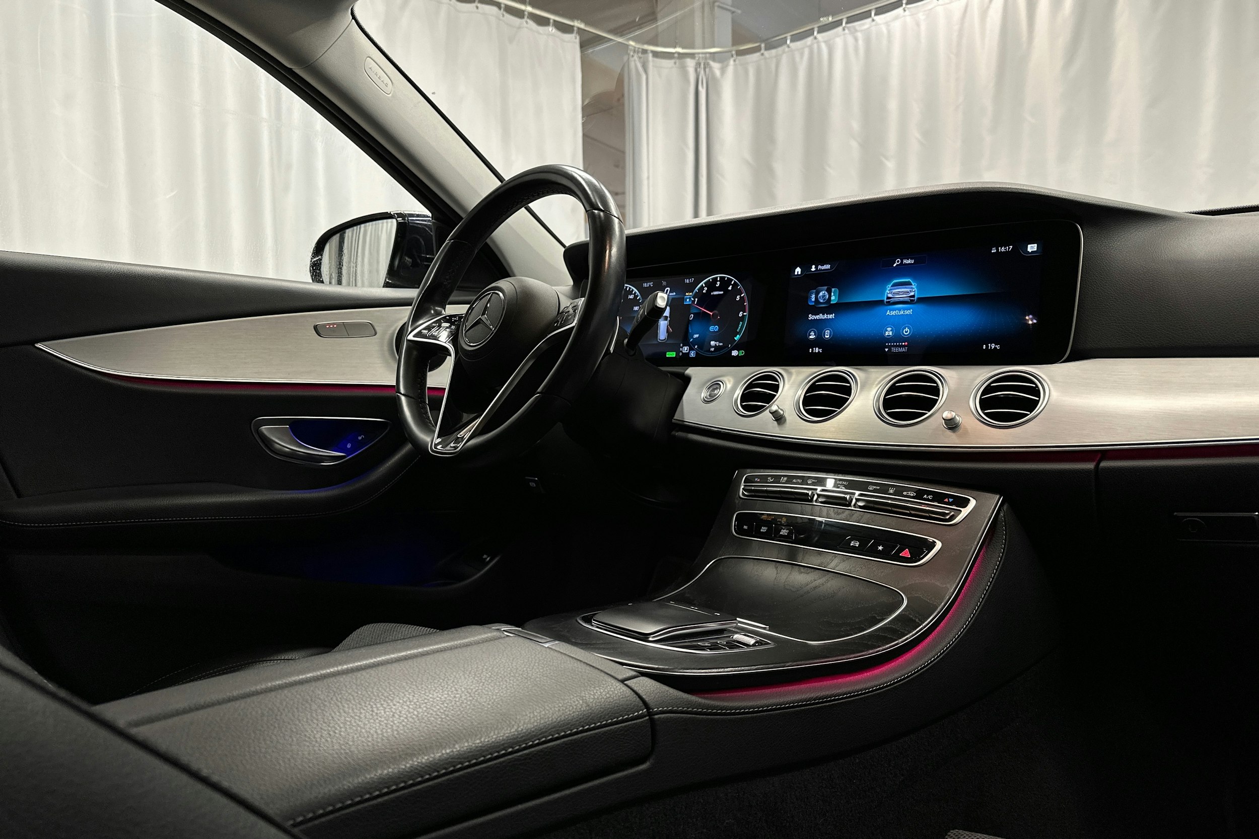 sininen Mercedes-Benz E 2023 kuva 27.