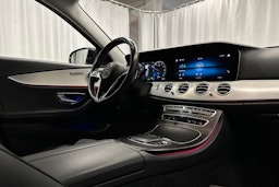 sininen Mercedes-Benz E 2023 kuva 27.