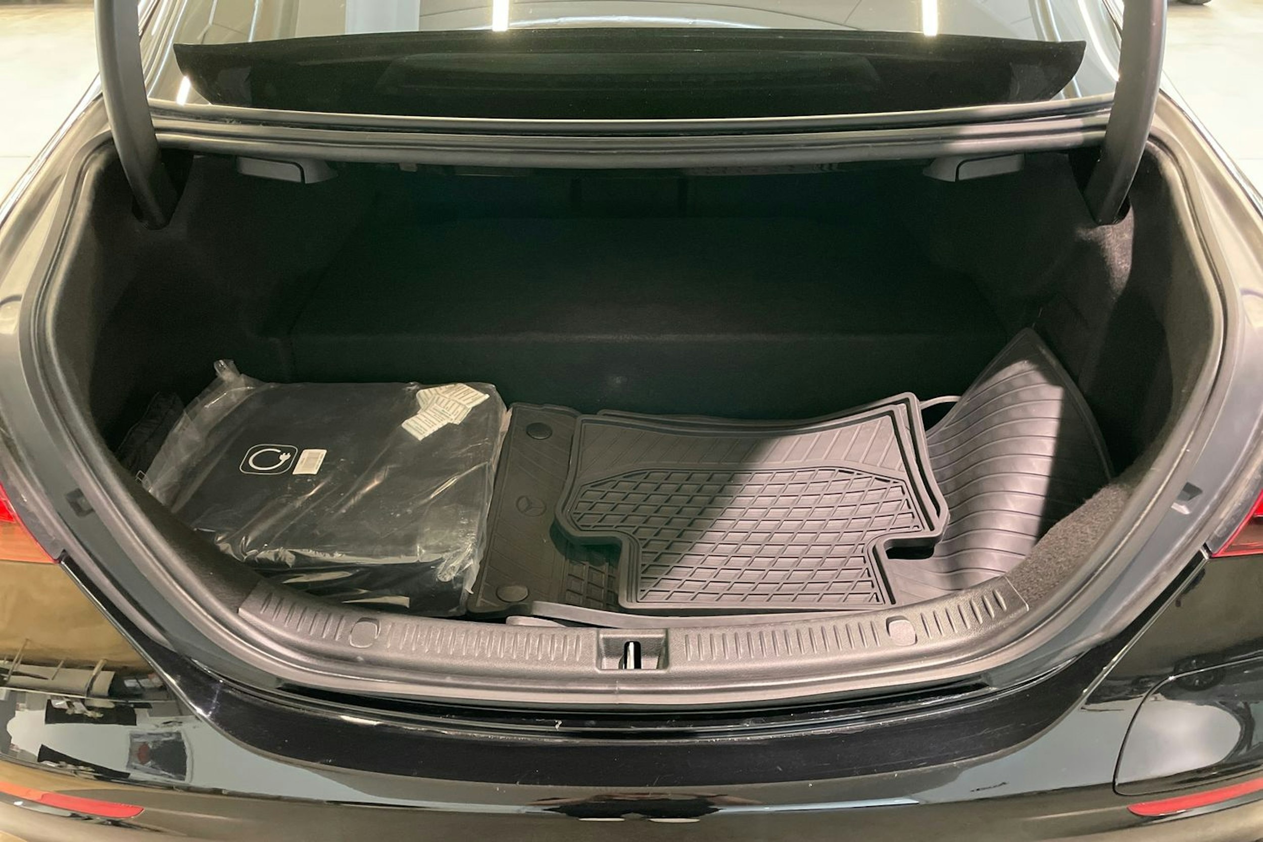 Musta Mercedes-Benz E 2023 kuva 30.