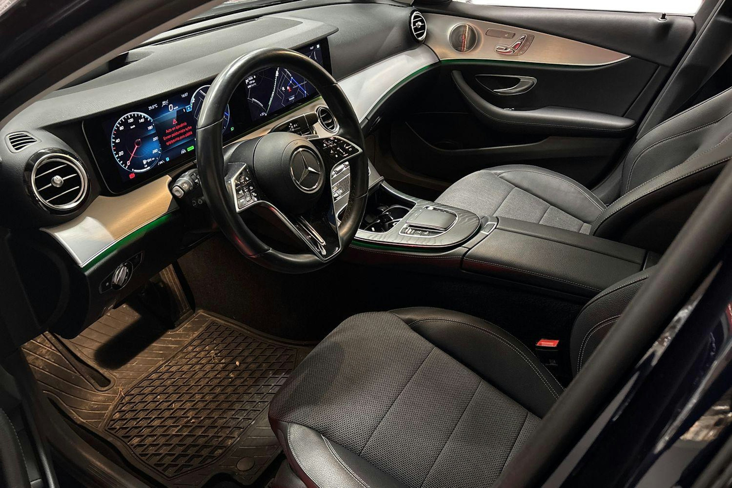 sininen Mercedes-Benz E 2023 kuva 3.