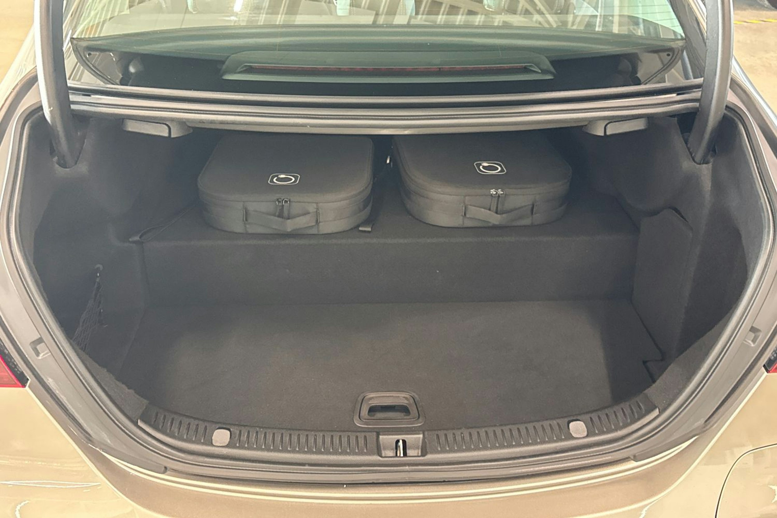 harmaa Mercedes-Benz E 2023 kuva 17.