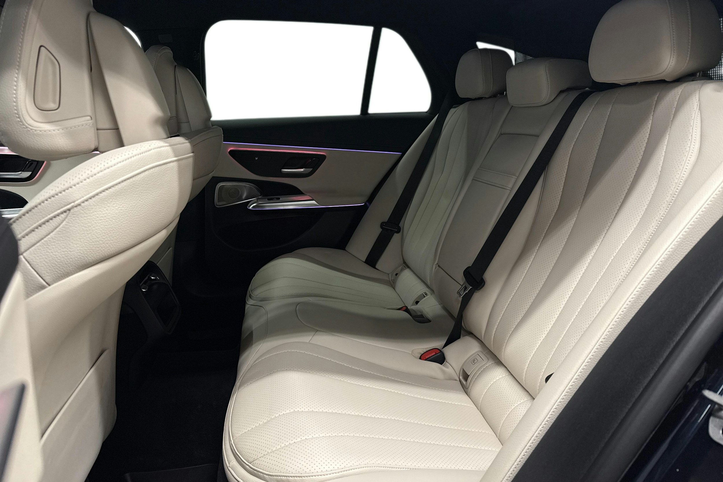 sininen Mercedes-Benz E 2024 kuva 10.