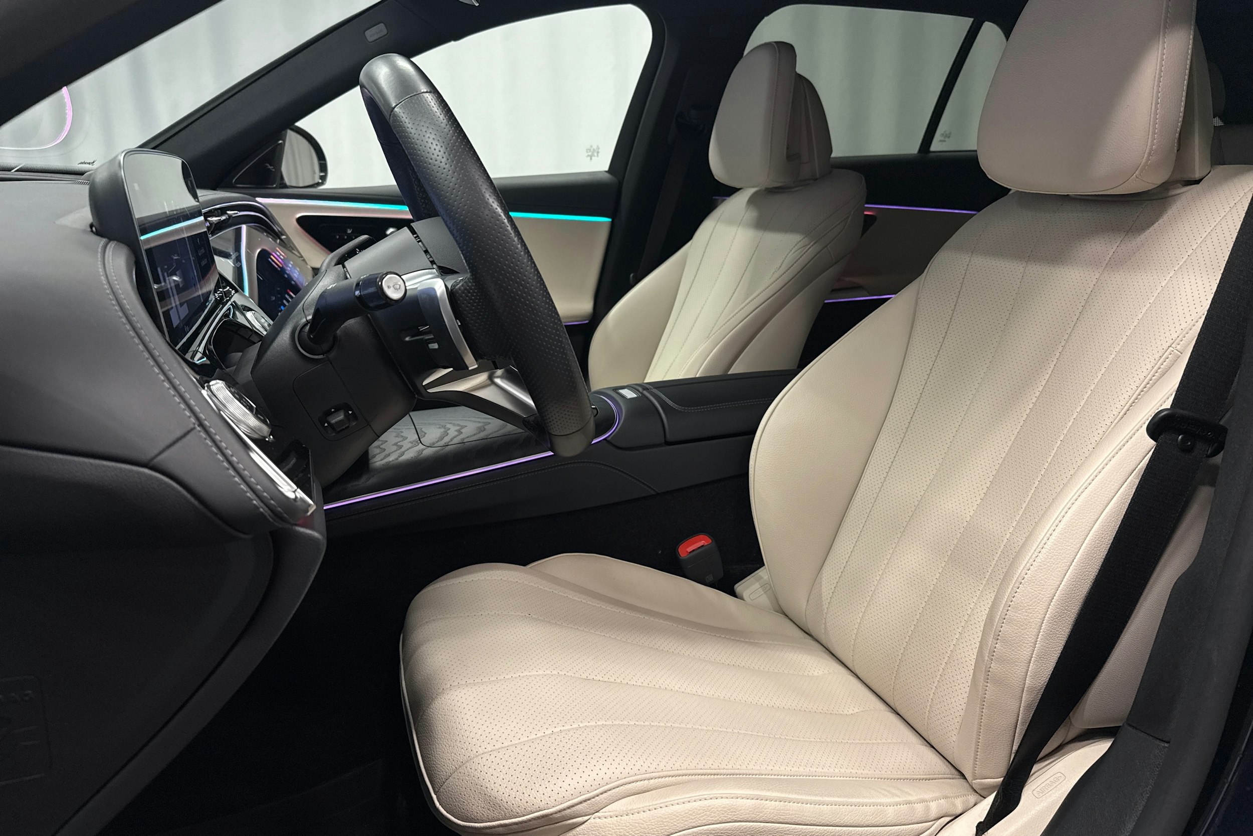 sininen Mercedes-Benz E 2024 kuva 27.