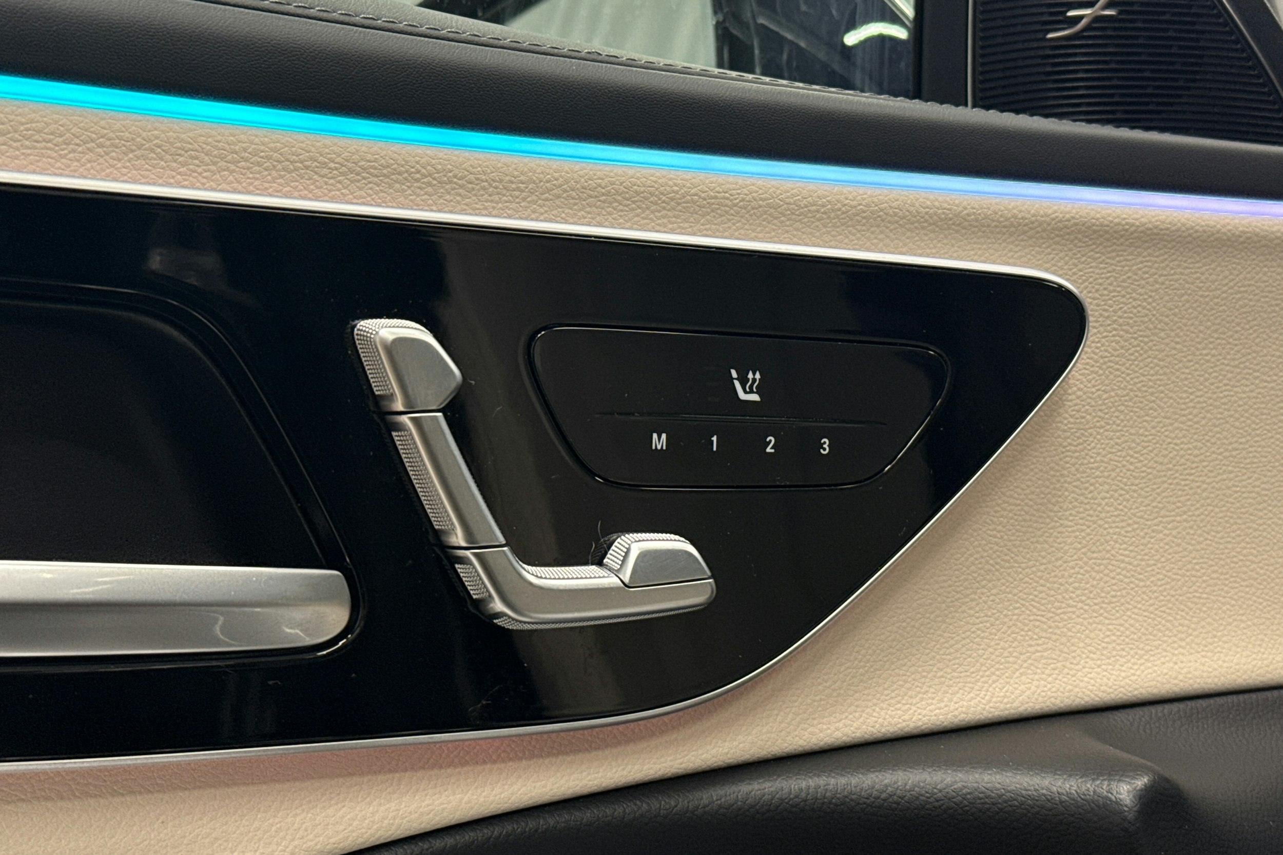 sininen Mercedes-Benz E 2024 kuva 28.