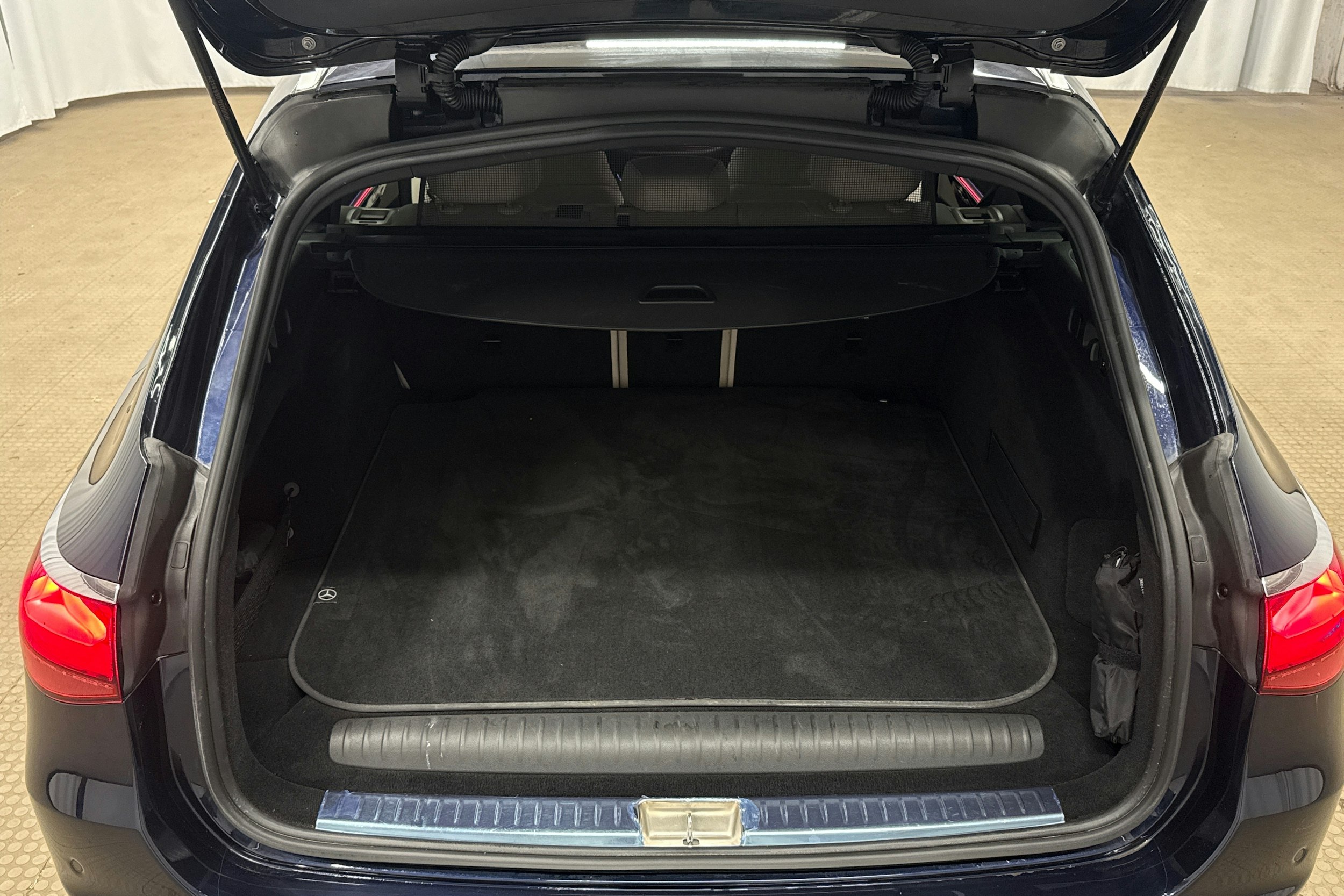 sininen Mercedes-Benz E 2024 kuva 30.