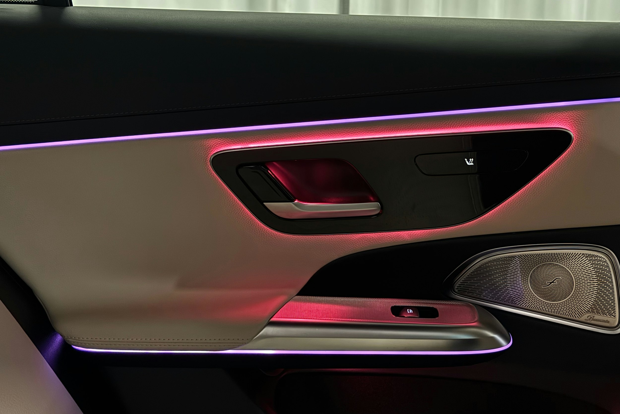 sininen Mercedes-Benz E 2024 kuva 34.