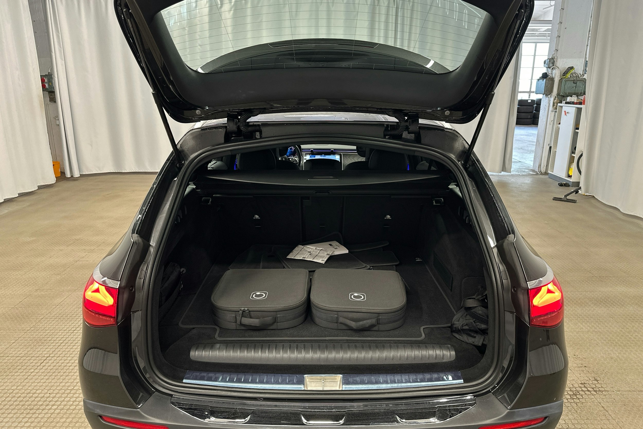 harmaa Mercedes-Benz E 2024 kuva 26.