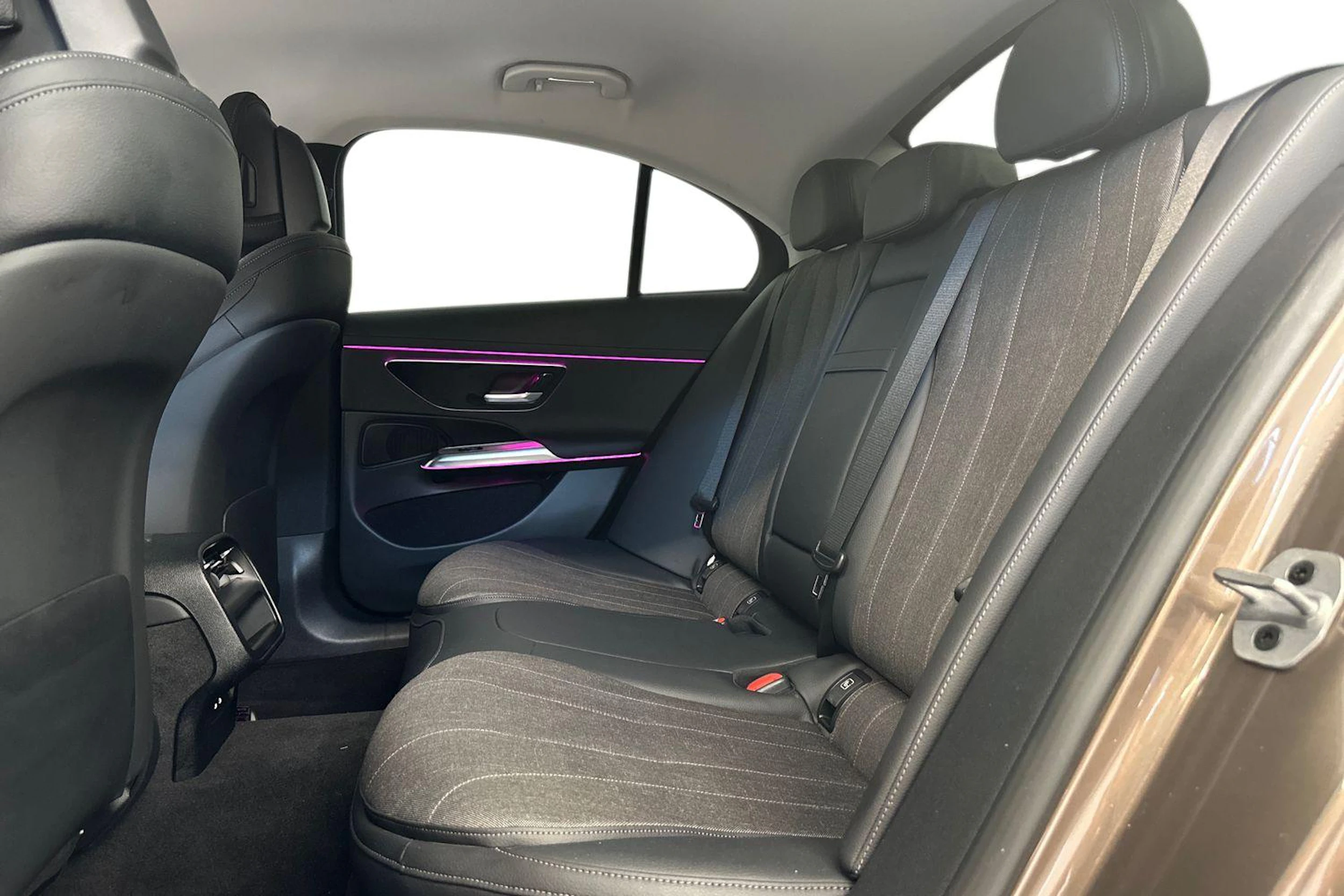 ruskea (beige) Mercedes-Benz E 2024 kuva 8.