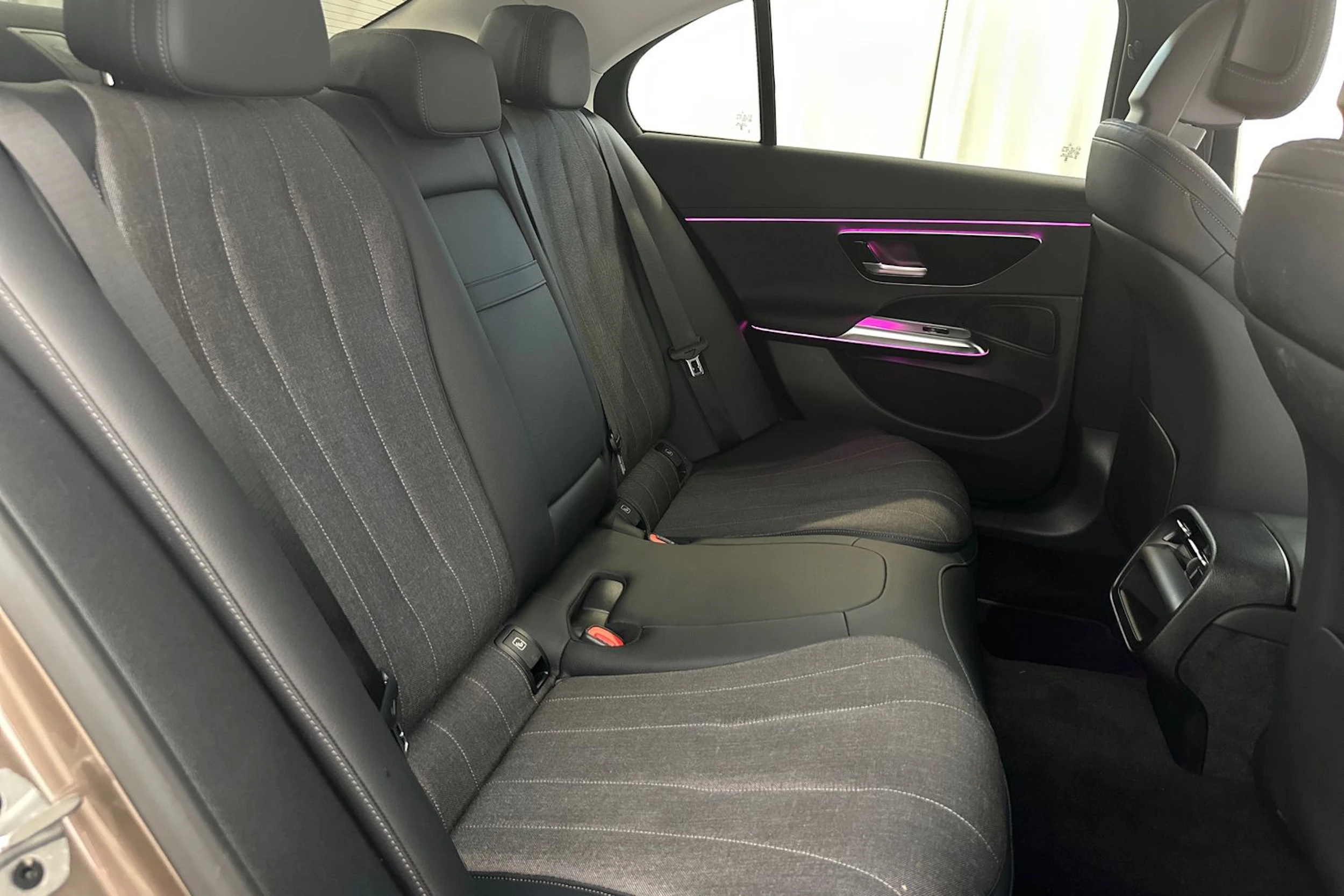 ruskea (beige) Mercedes-Benz E 2024 kuva 10.