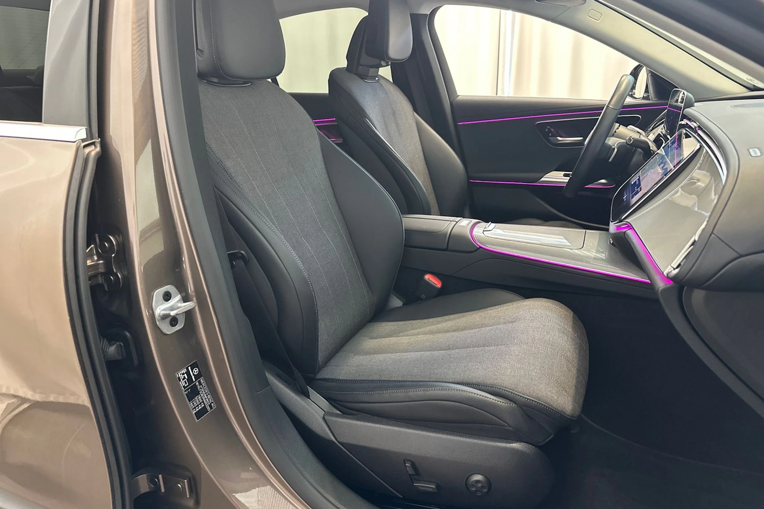 ruskea (beige) Mercedes-Benz E 2024 kuva 11.