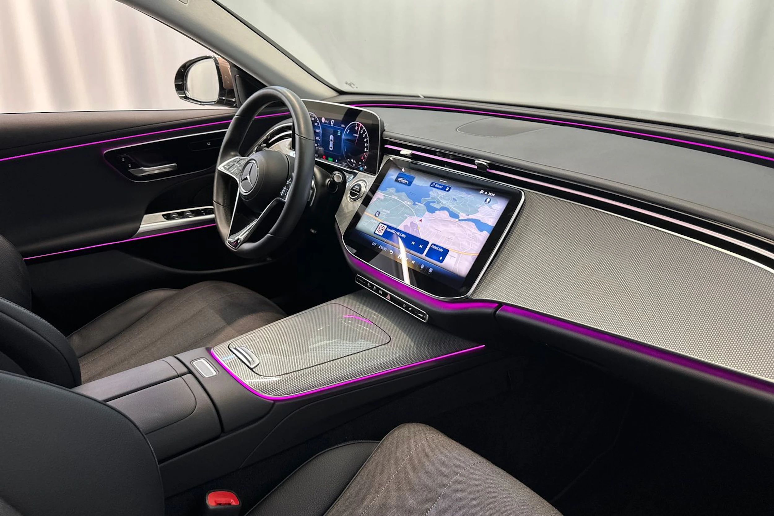 ruskea (beige) Mercedes-Benz E 2024 kuva 12.