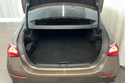 ruskea (beige) Mercedes-Benz E 2024 kuva 13.