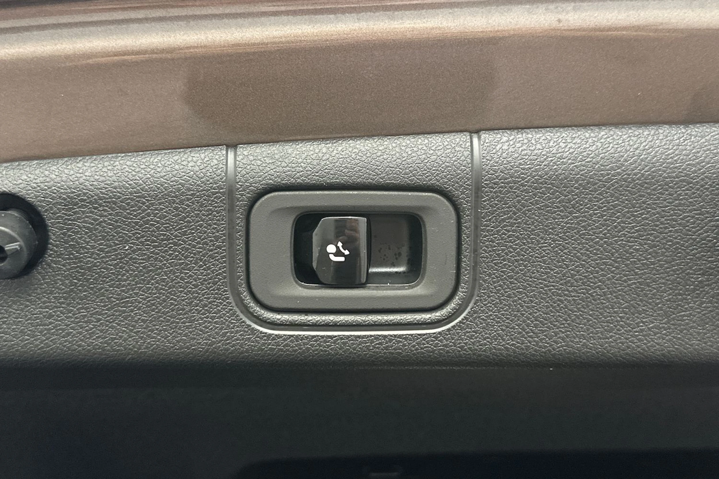 ruskea (beige) Mercedes-Benz E 2024 kuva 14.