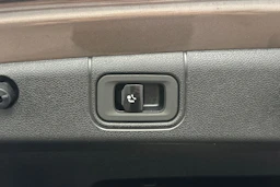 ruskea (beige) Mercedes-Benz E 2024 kuva 14.