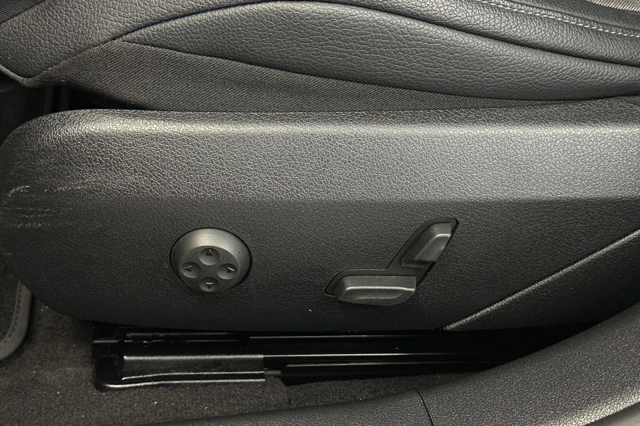 ruskea (beige) Mercedes-Benz E 2024 kuva 16.