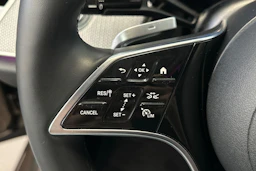 ruskea (beige) Mercedes-Benz E 2024 kuva 18.