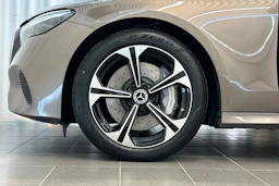 ruskea (beige) Mercedes-Benz E 2024 kuva 27.