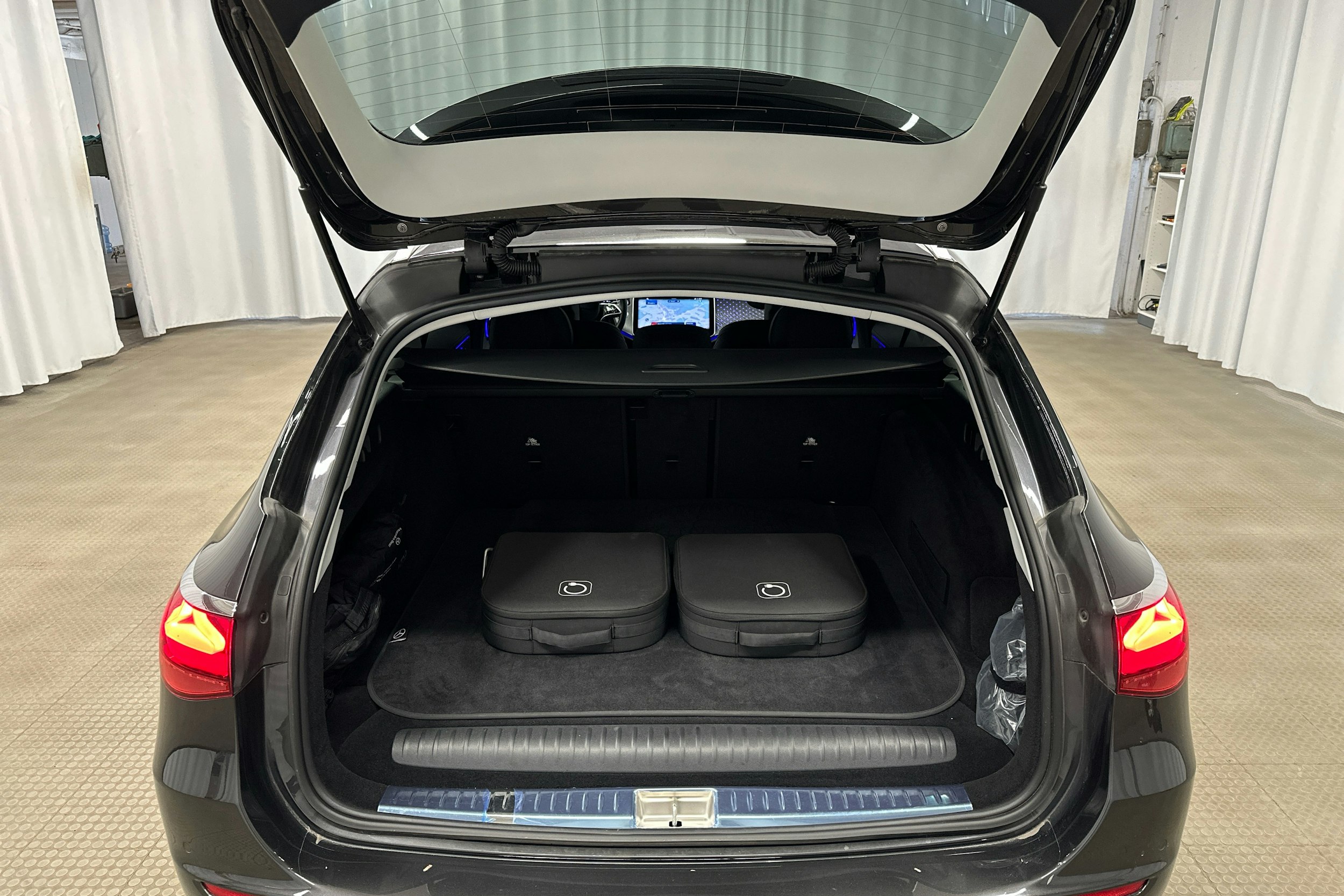 harmaa Mercedes-Benz E 2025 kuva 22.