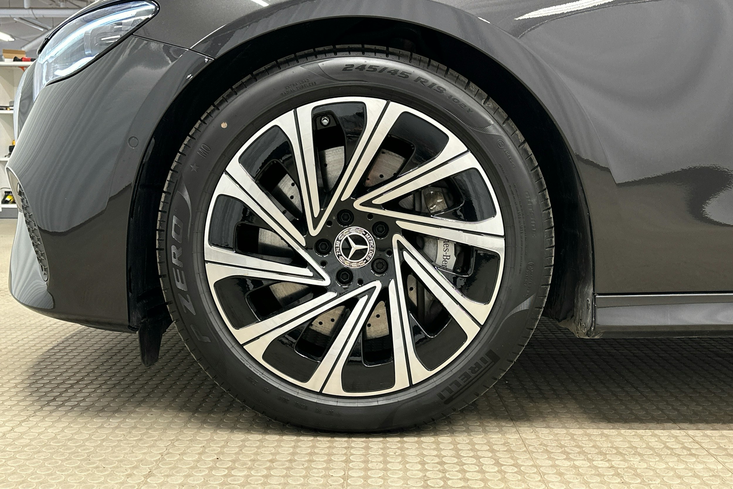 harmaa Mercedes-Benz E 2025 kuva 25.