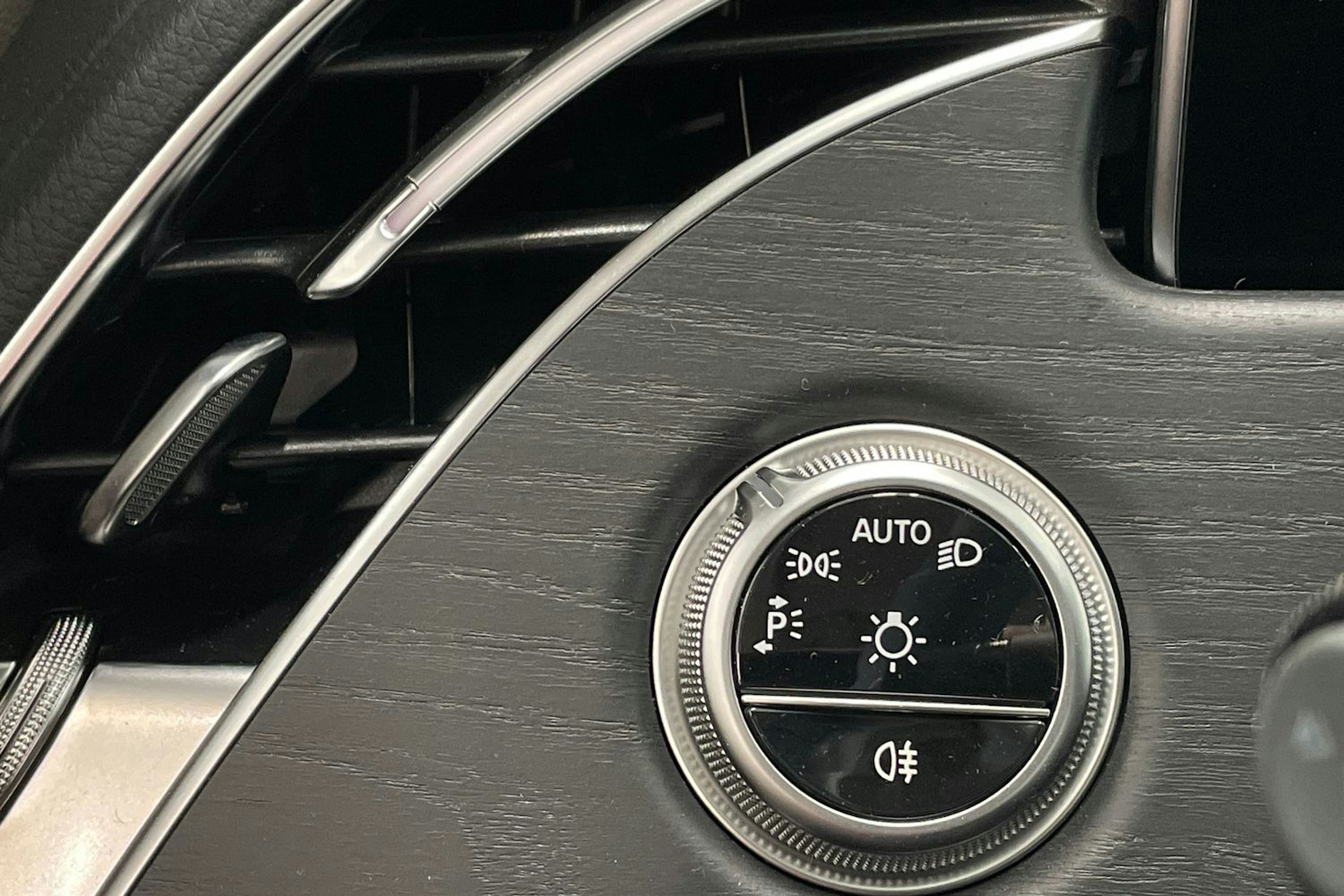 musta Mercedes-Benz E 2025 kuva 24.