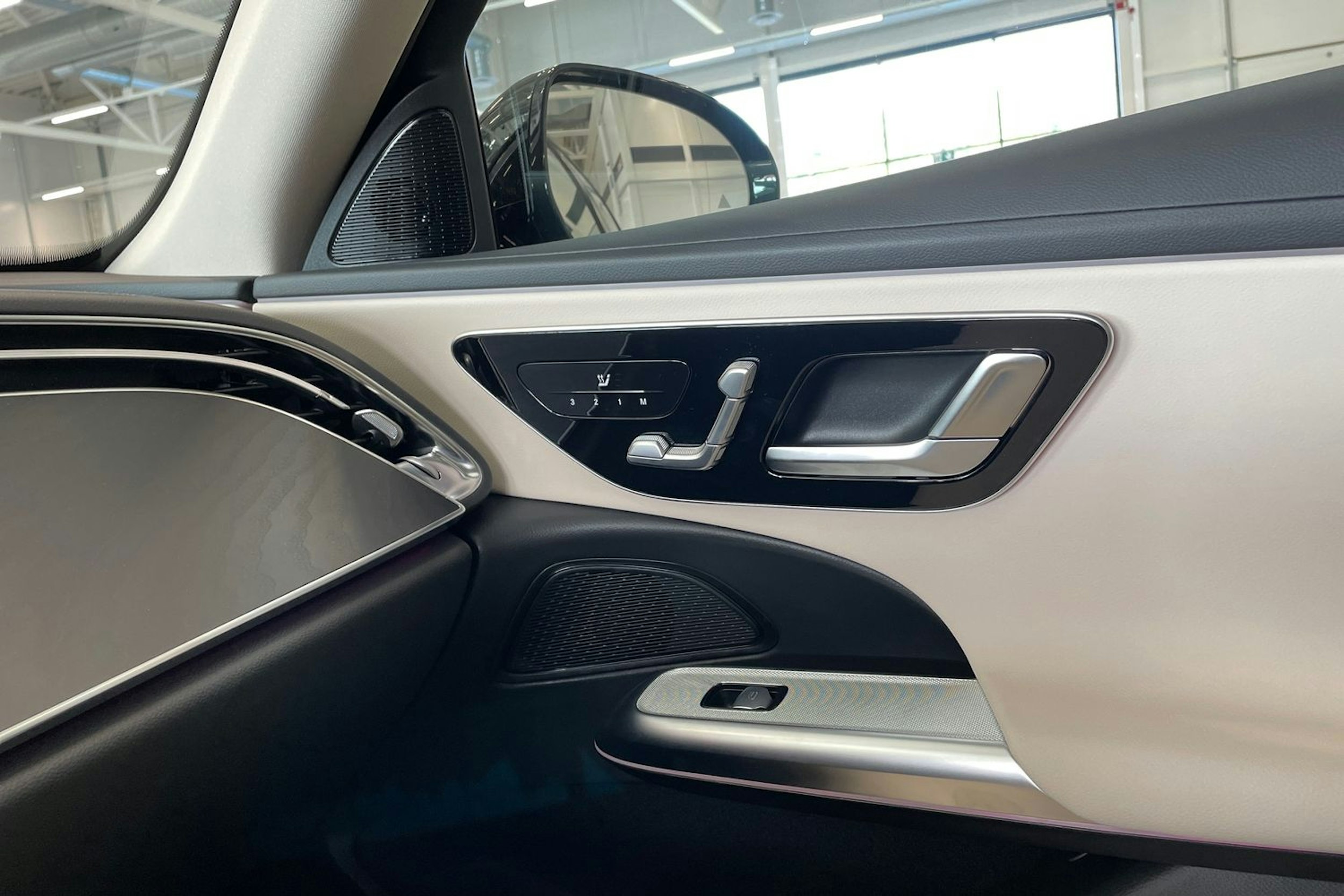 musta Mercedes-Benz E 2025 kuva 41.