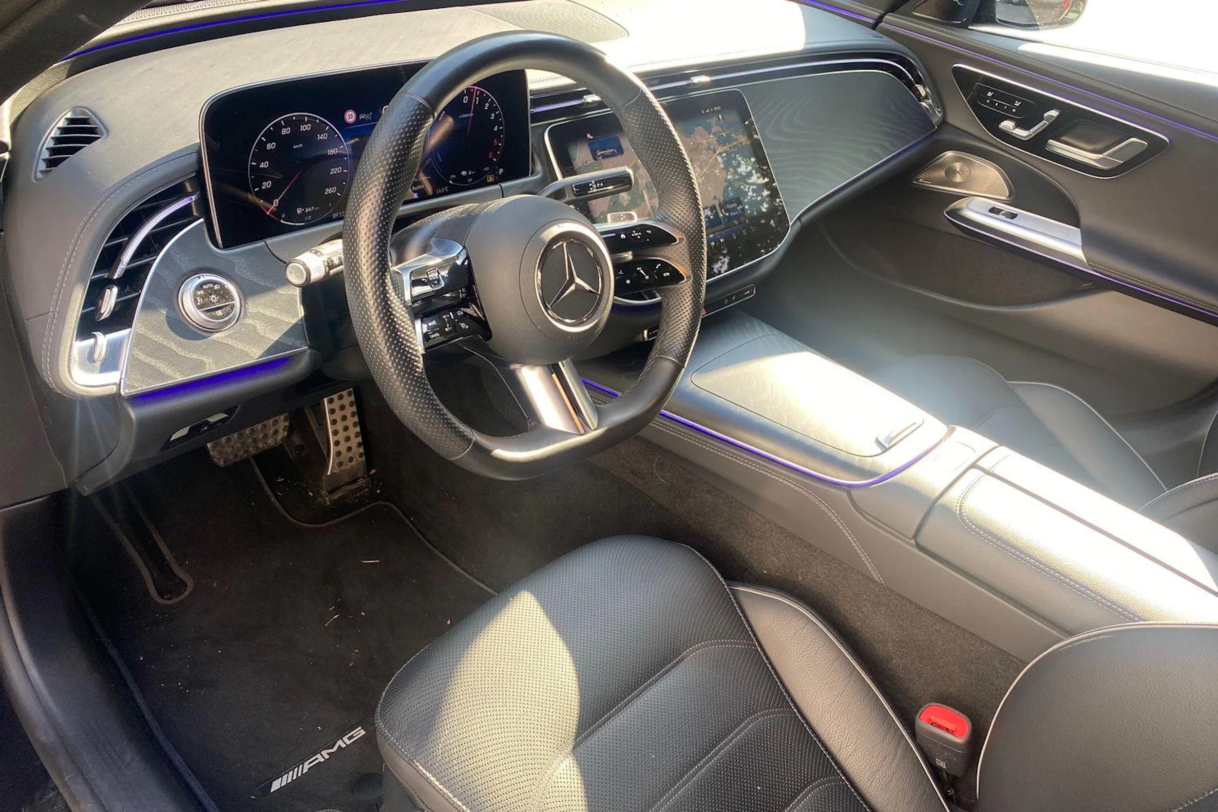Sininen Mercedes-Benz E 2025 kuva 3.