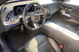 Sininen Mercedes-Benz E 2025 kuva 3.