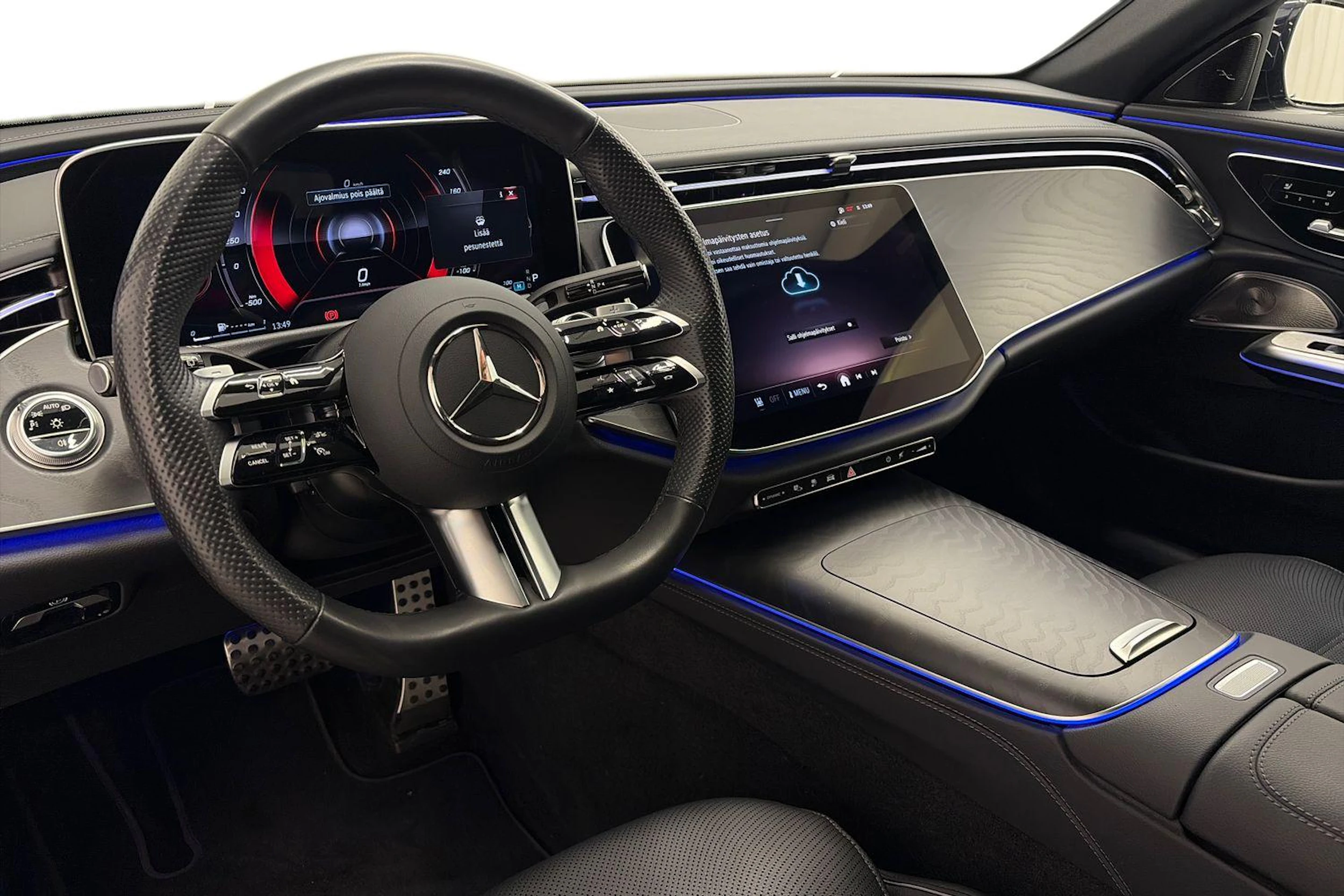 Sininen Mercedes-Benz E 2025 kuva 6.