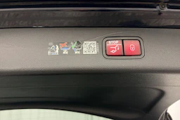 Sininen Mercedes-Benz E 2025 kuva 12.