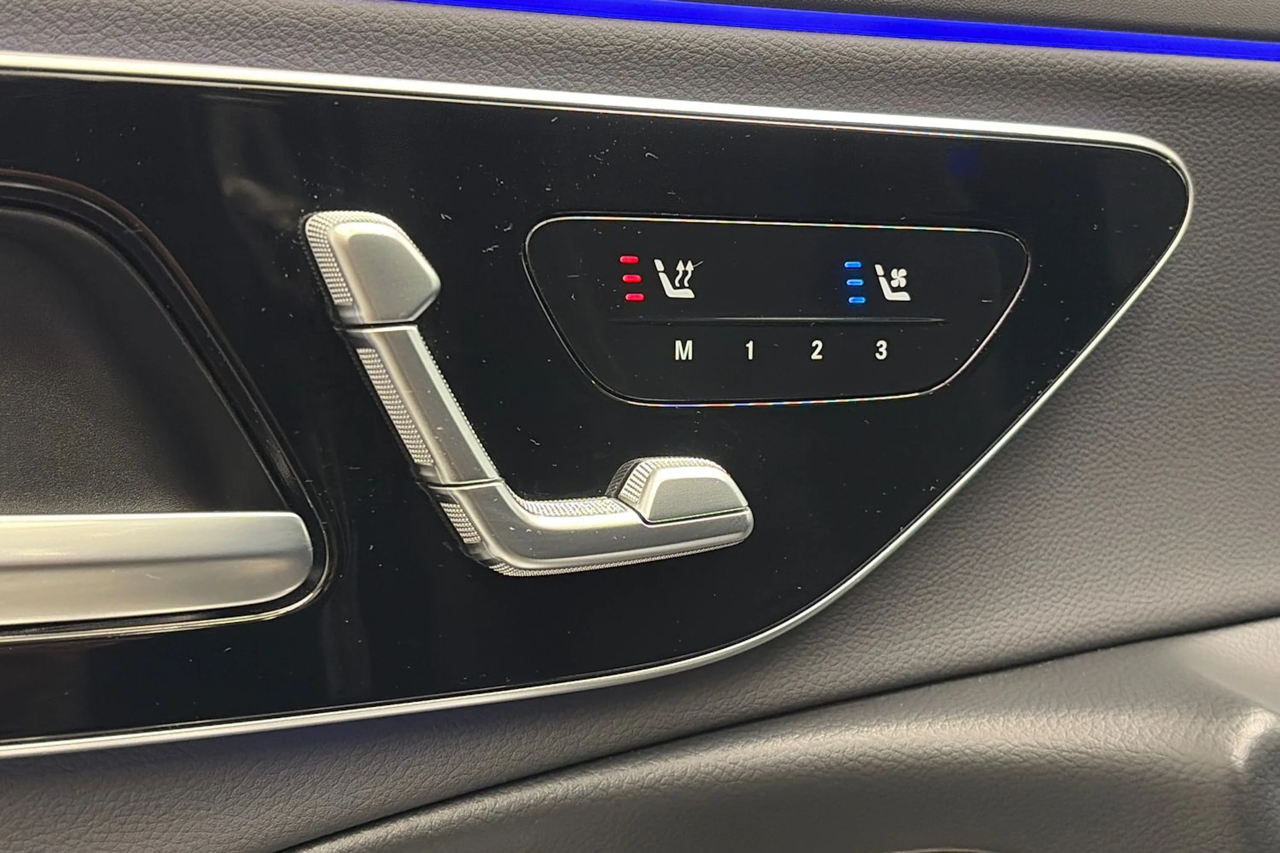 Sininen Mercedes-Benz E 2025 kuva 15.