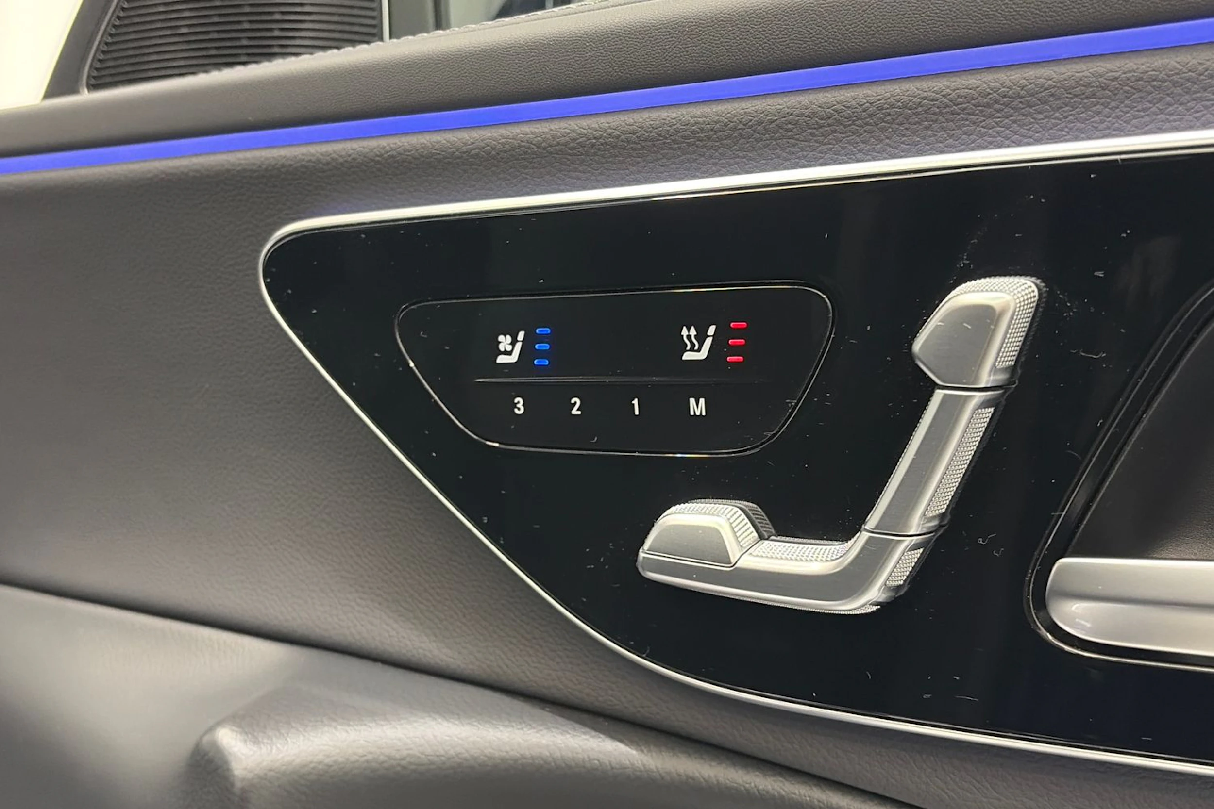 Sininen Mercedes-Benz E 2025 kuva 16.