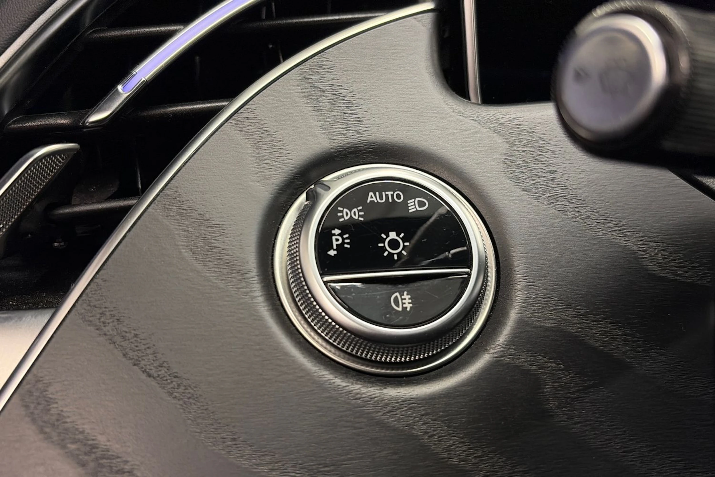 Sininen Mercedes-Benz E 2025 kuva 37.