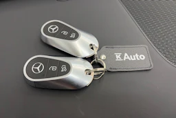 Sininen Mercedes-Benz E 2025 kuva 39.