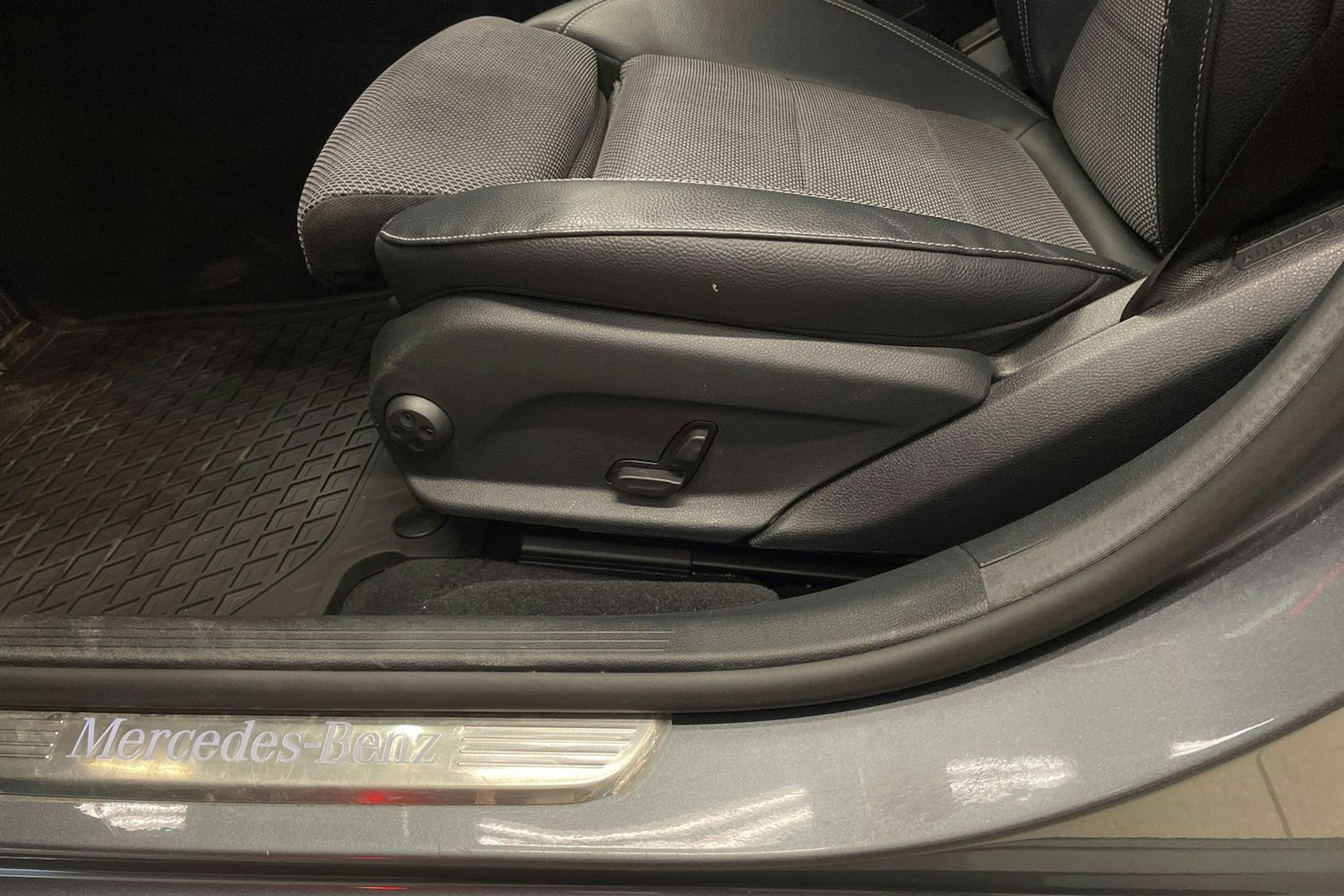 Harmaa Mercedes-Benz E 2021 kuva 21.