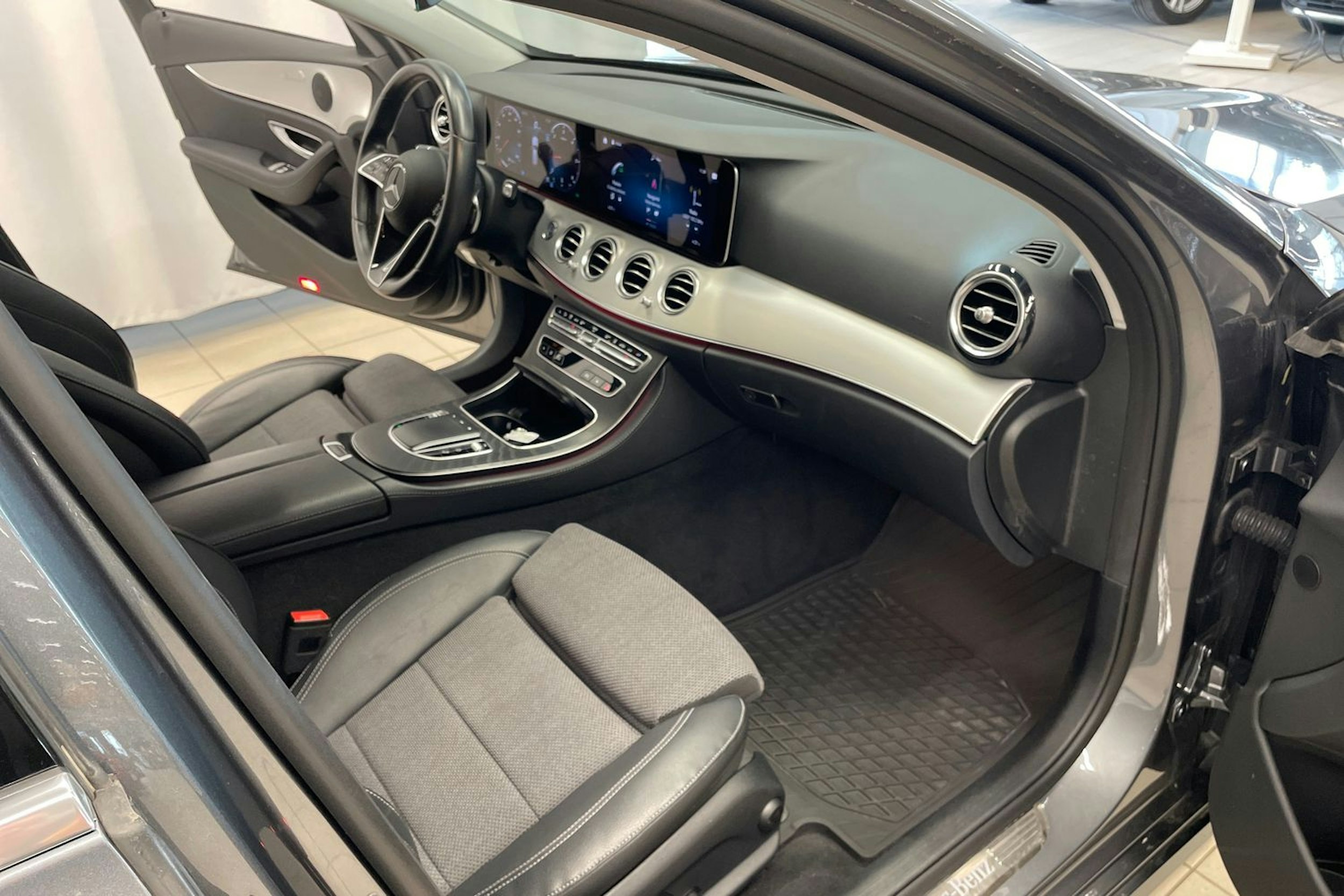 Harmaa Mercedes-Benz E 2021 kuva 26.