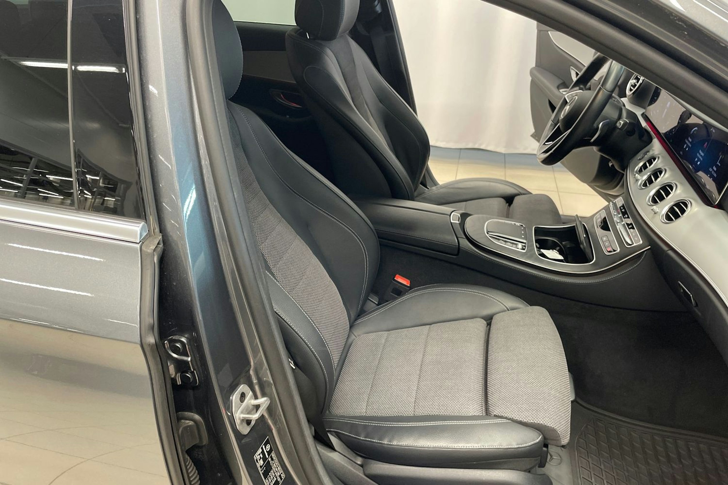 Harmaa Mercedes-Benz E 2021 kuva 27.
