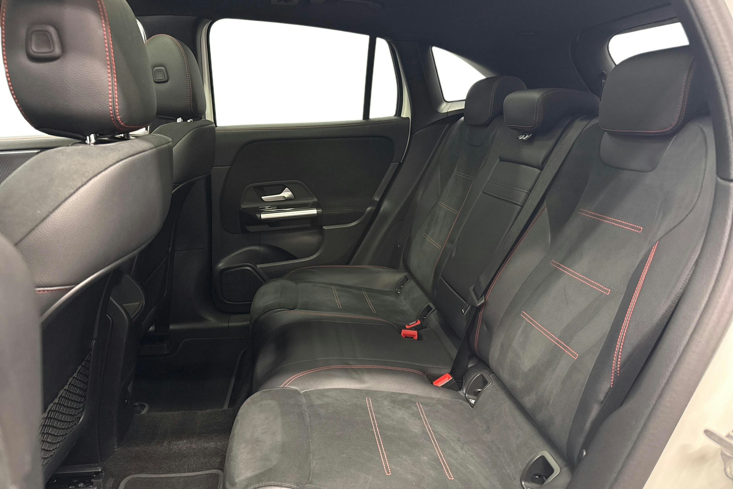 valkoinen Mercedes-Benz EQA 2022 kuva 23.